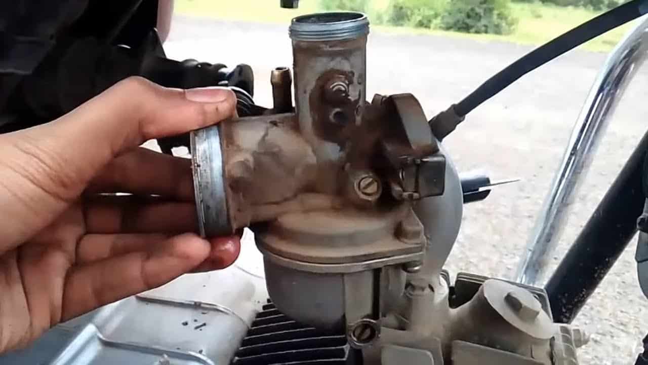 cleaning a carburetor